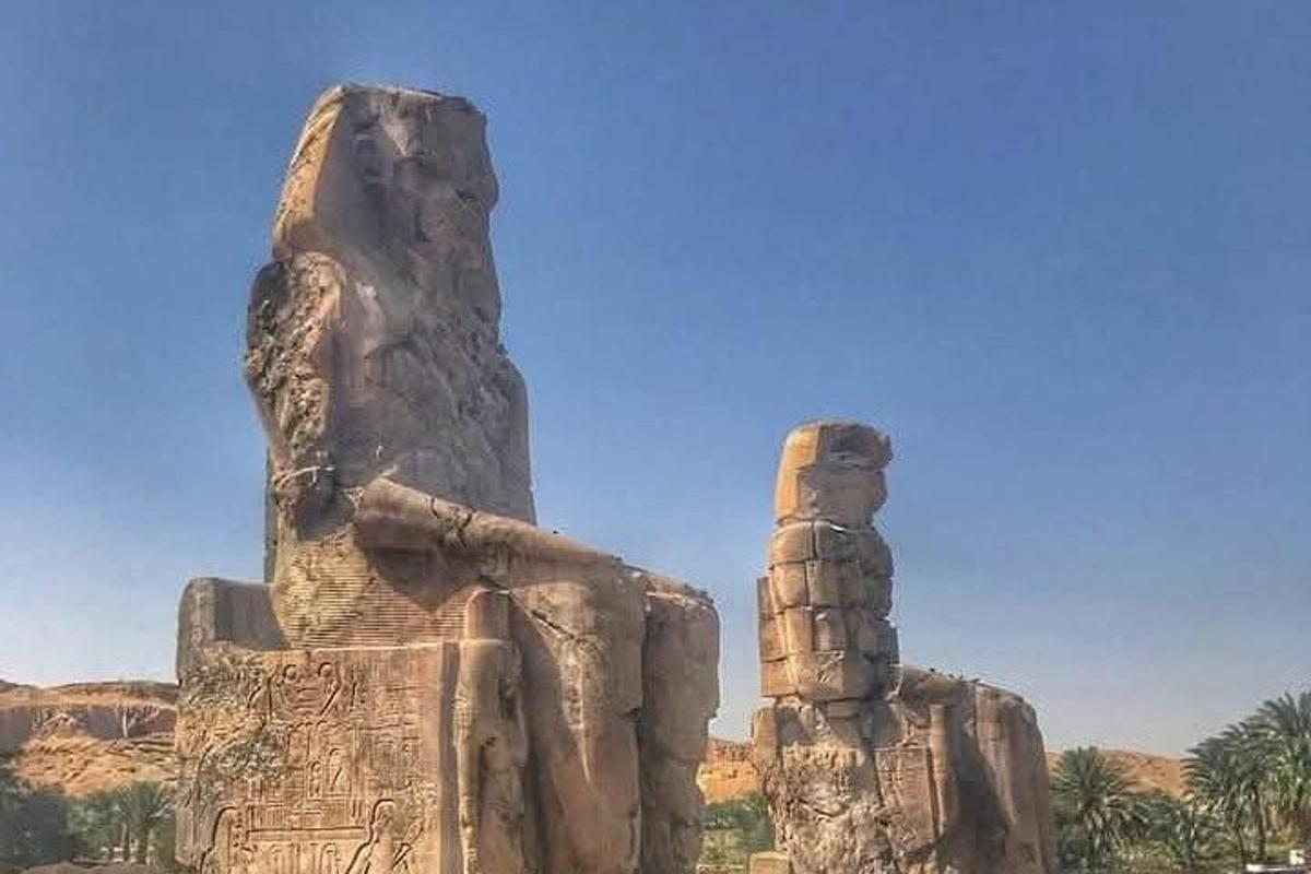 una grande statua di Anubi nel deserto