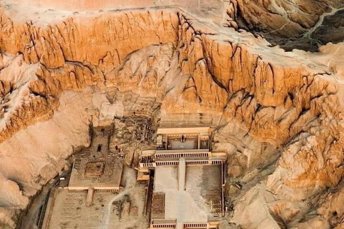 una vista aerea di una grotta in una scogliera