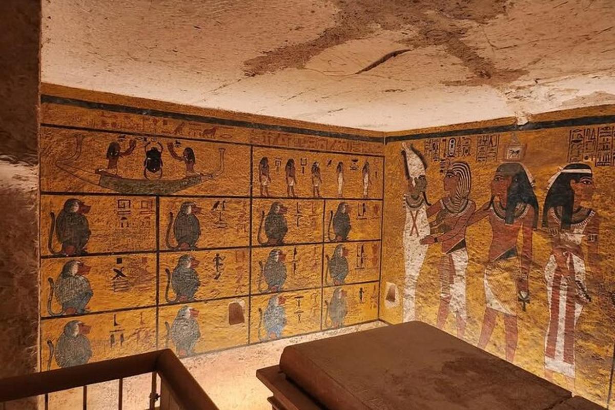 una stanza con un dipinto sul muro