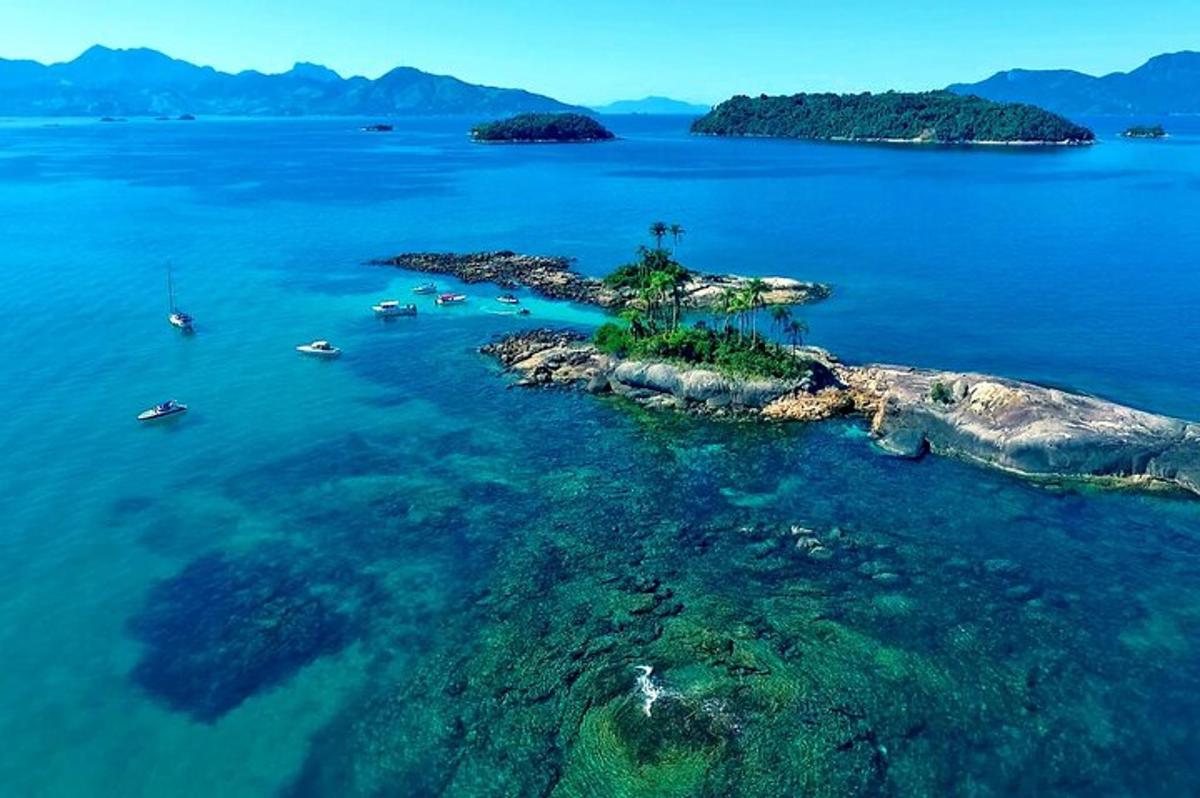 un'isola nell'acqua con delle barche al suo interno