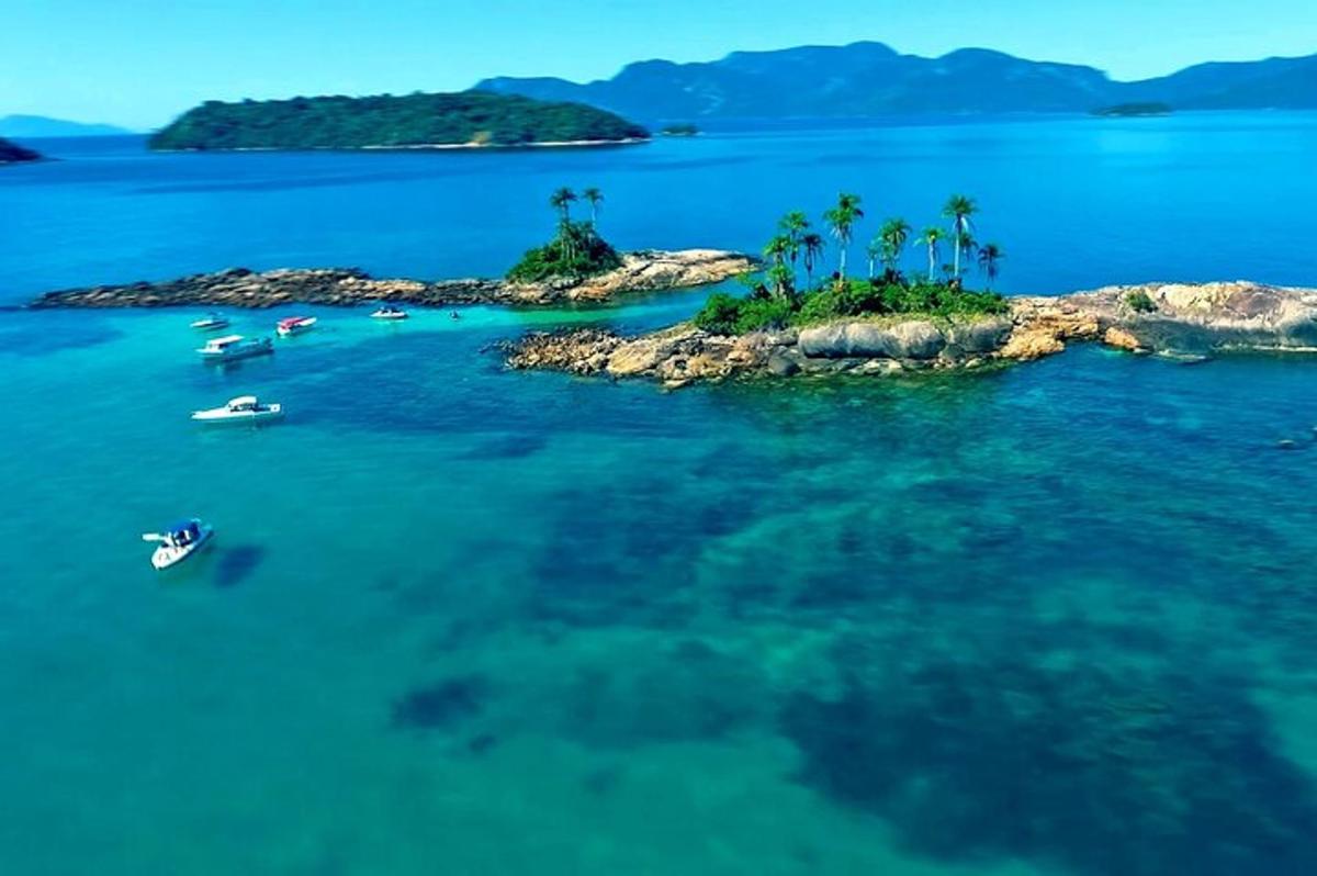 un'isola con palme e barche in acqua