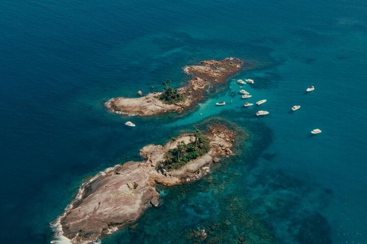 un'isola nell'oceano con barche in acqua