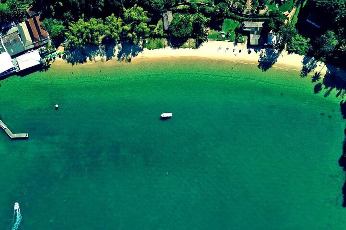 una vista aerea di una spiaggia con una barca in acqua