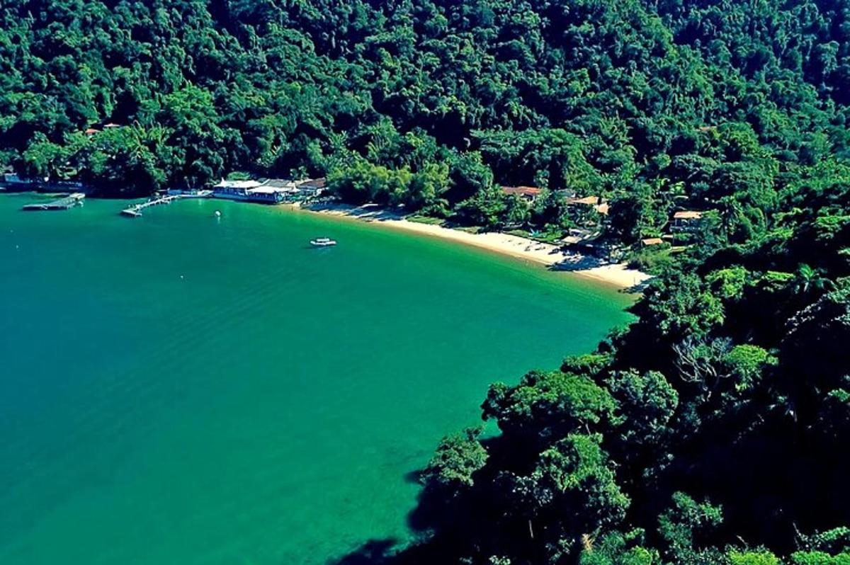 Una vista aérea de una playa con un barco en el agua.