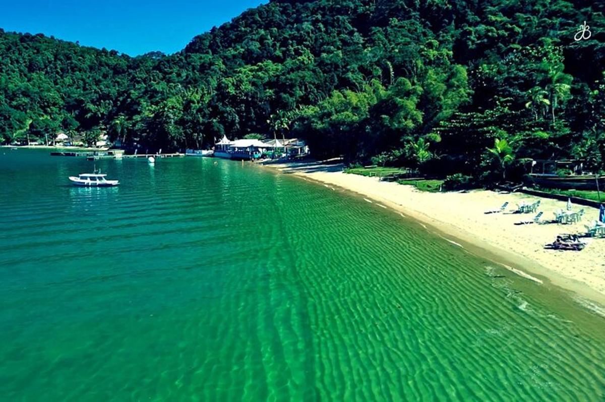 una spiaggia con sedie e una barca in acqua