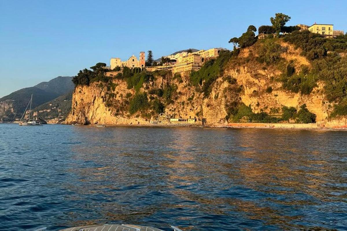 una vista di una collina con case su di essa dall'acqua
