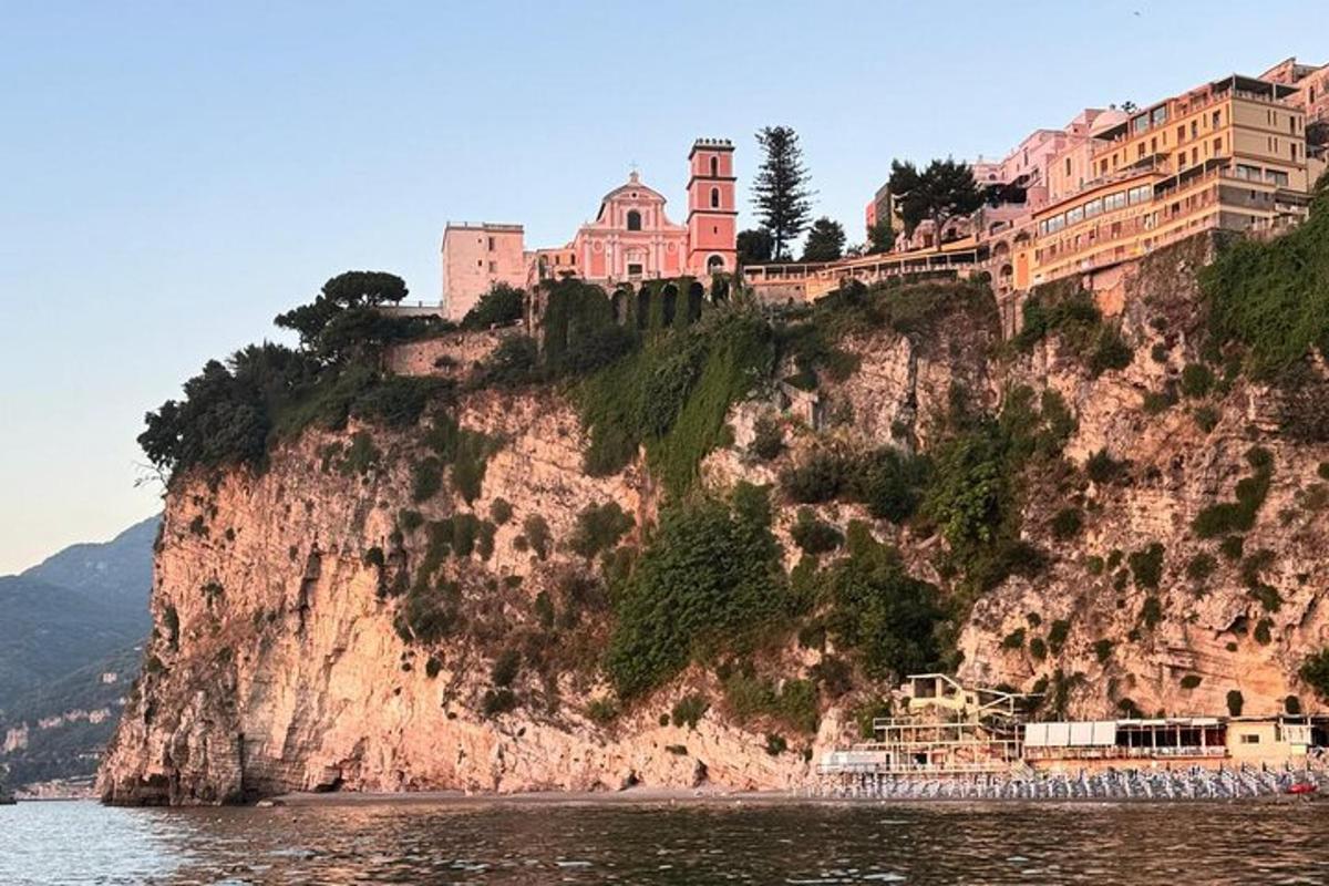 un castello in cima a una scogliera vicino all'acqua