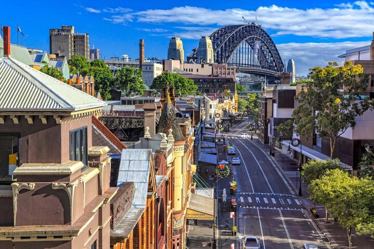 una vista dall'alto di una città con lo skyline di Sydney