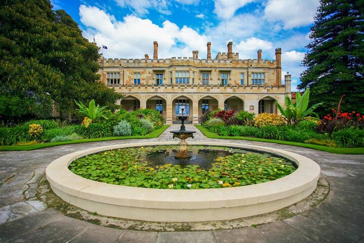 una grande casa con una fontana di fronte