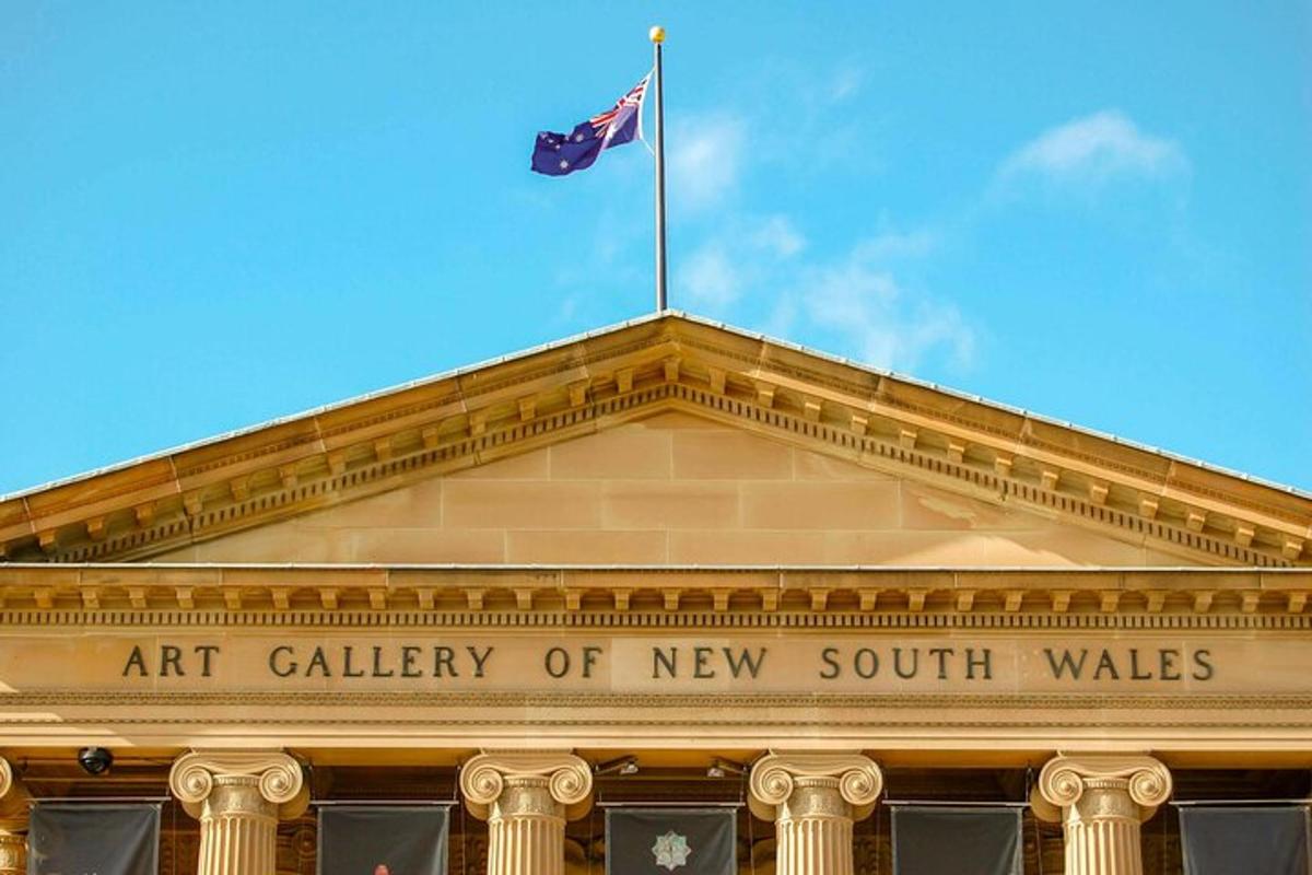 una bandiera in cima alla Galleria d'arte del Nuovo Galles del Sud