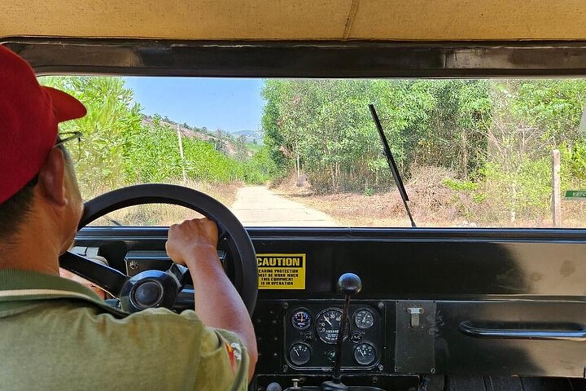 un uomo che guida un autobus con un volante