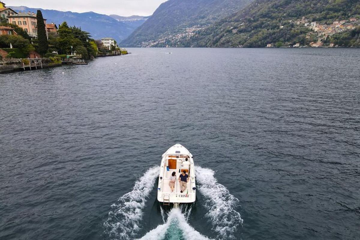 una barca su un lago con delle persone a bordo