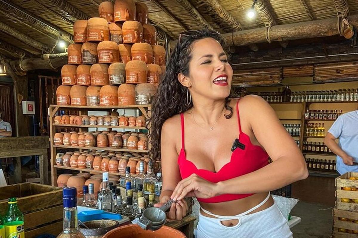 o femeie în bikini roșu stând în spatele unui bar