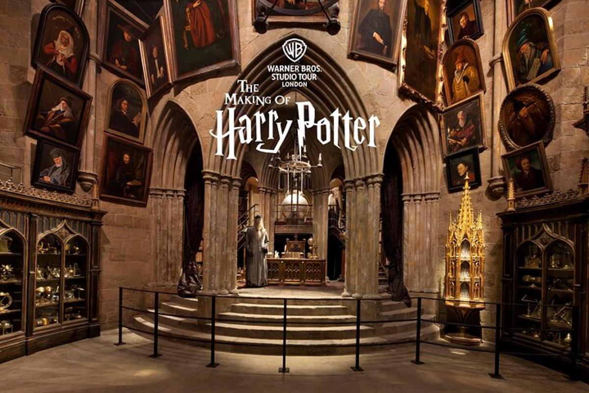 stór bygging með Harry Potter skilti inni í henni