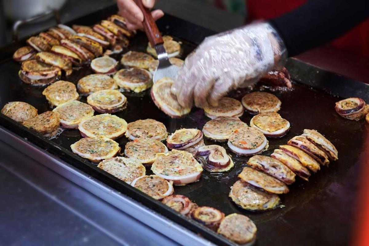 egy személy grillen süti az ételt