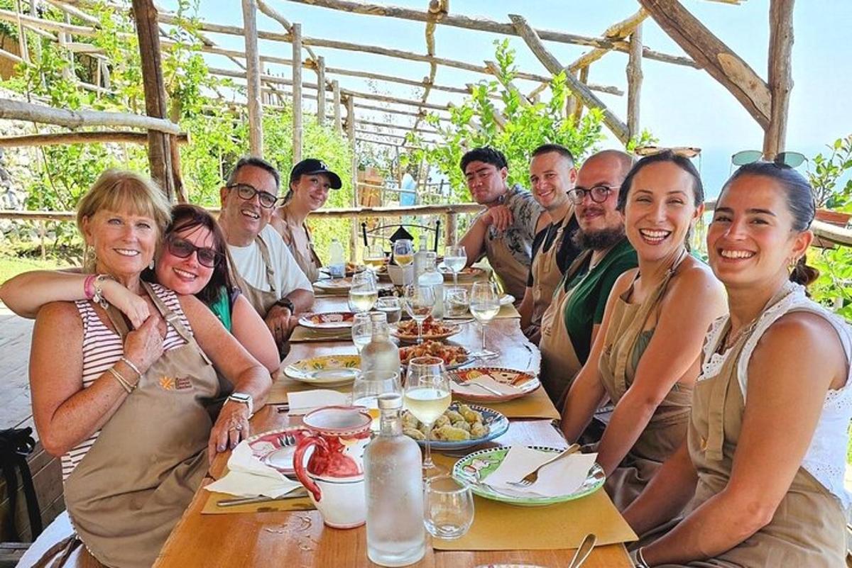 grupp inimesi istub laua taga ja sööb toitu