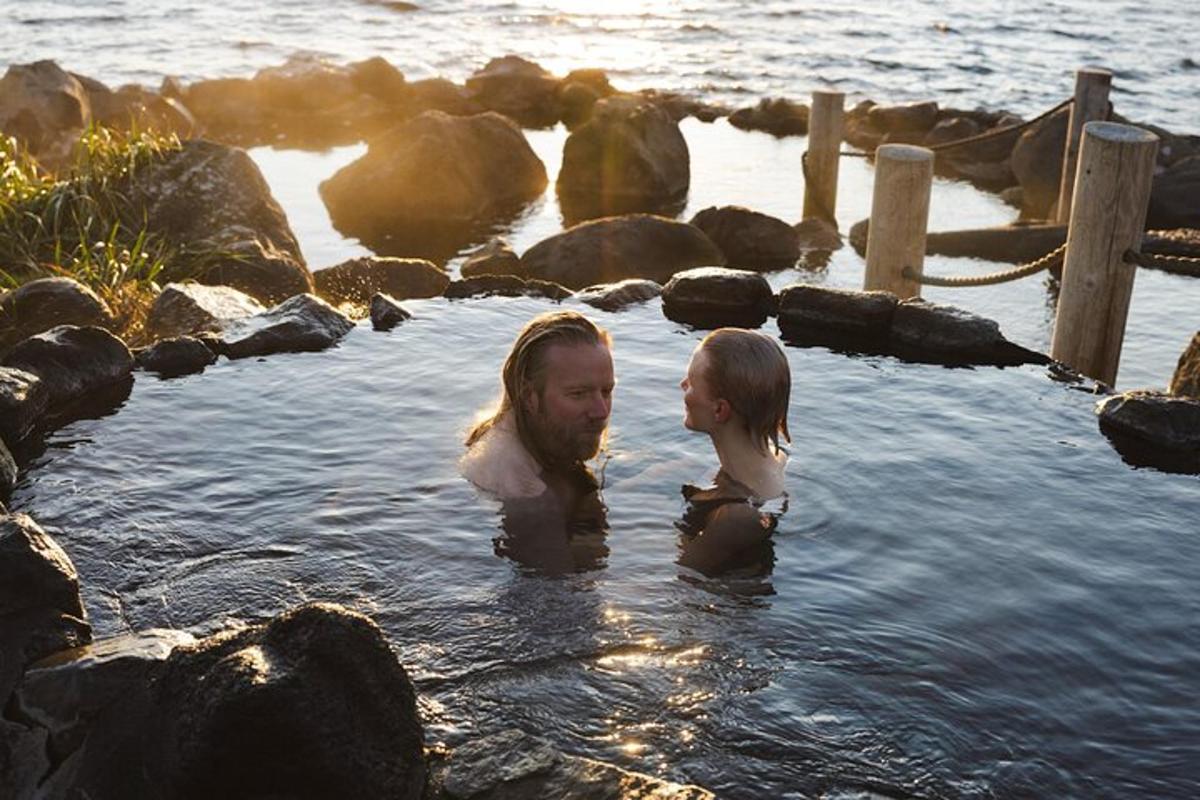 mężczyzna i dziewczyna są w jacuzzi