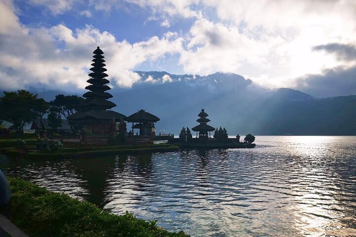 un grup de pagodes al mig d'un llac