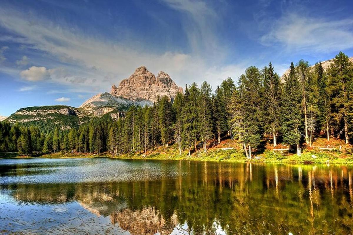 eine Bergspiegelung in einem See mit Bäumen