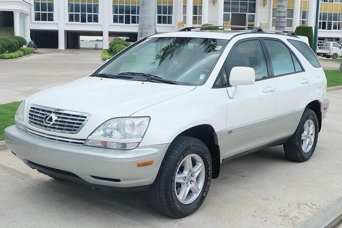 sebuah kereta putih diletakkan di tempat letak kereta