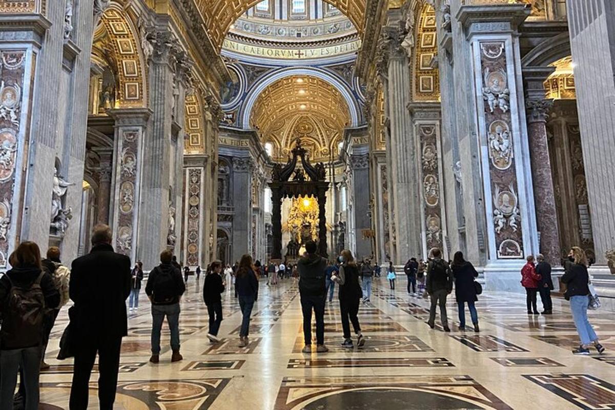 um grupo de pessoas caminhando em um grande edifício