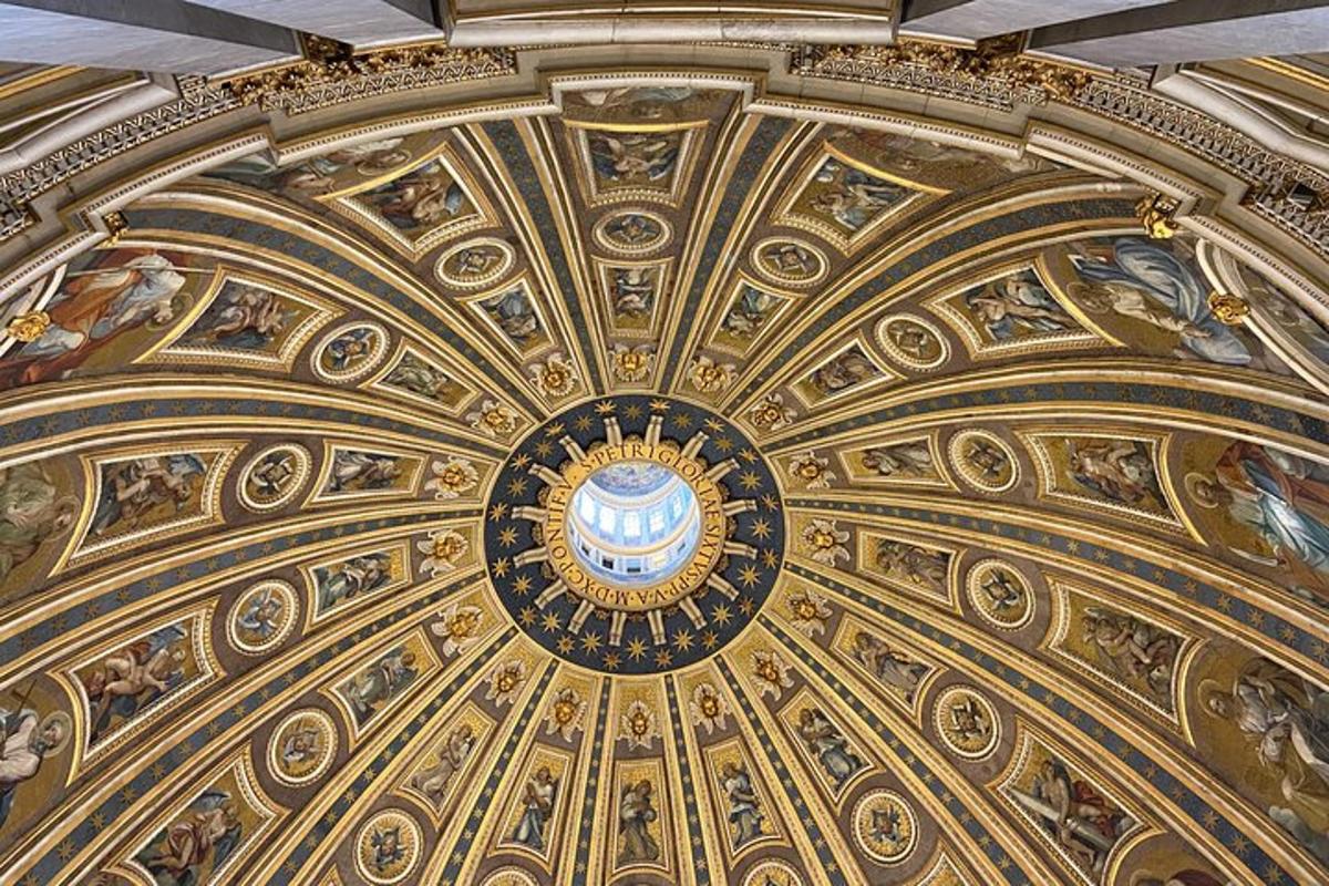 um teto ornamentado de um edifício com pinturas