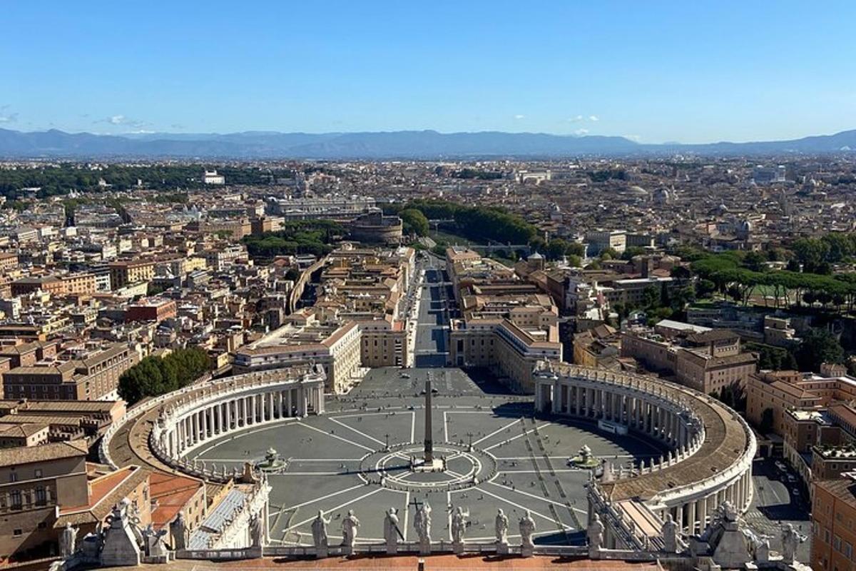 uma vista aérea de uma cidade com um grande edifício