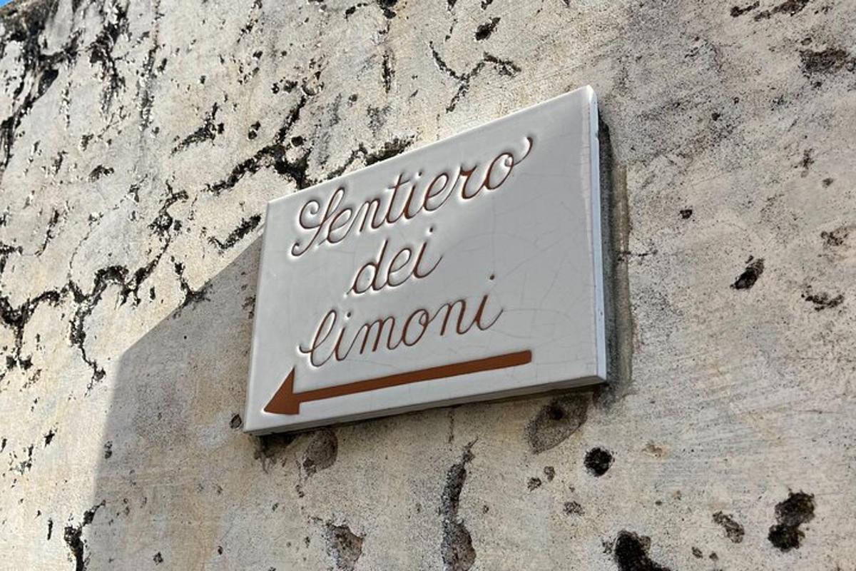 cedule na boku budovy