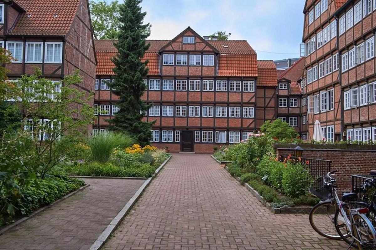 hoone, mille ees on telliskivist kõnnitee