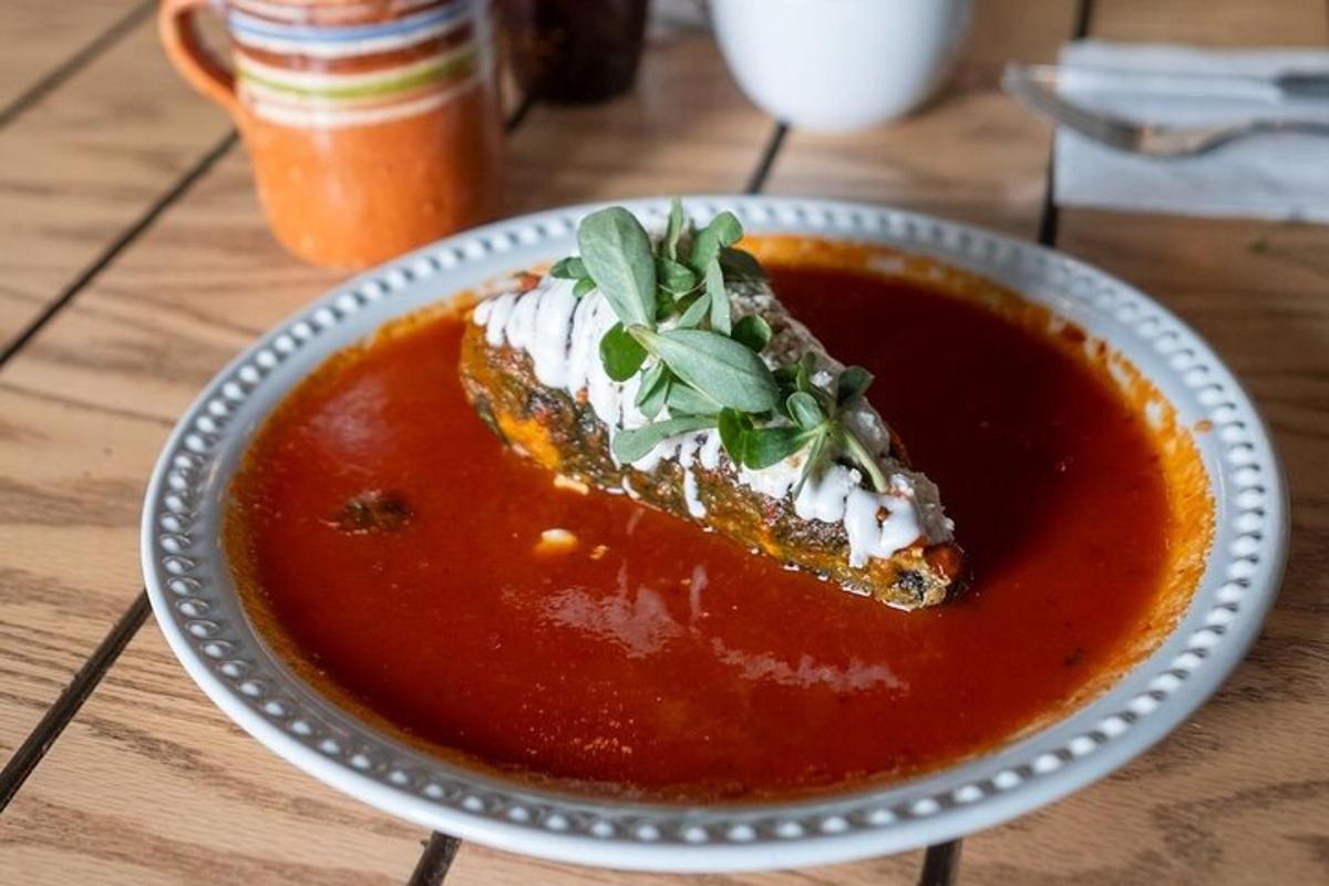 Un plato de comida con un tazón de salsa de tomate