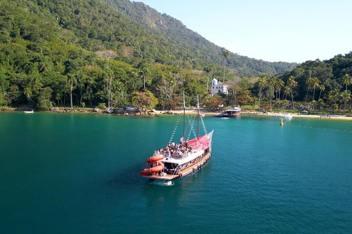 μια βάρκα στη μέση ενός μεγάλου όγκου νερού