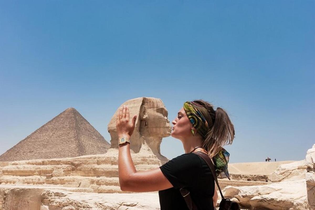 ženska fotografira piramide