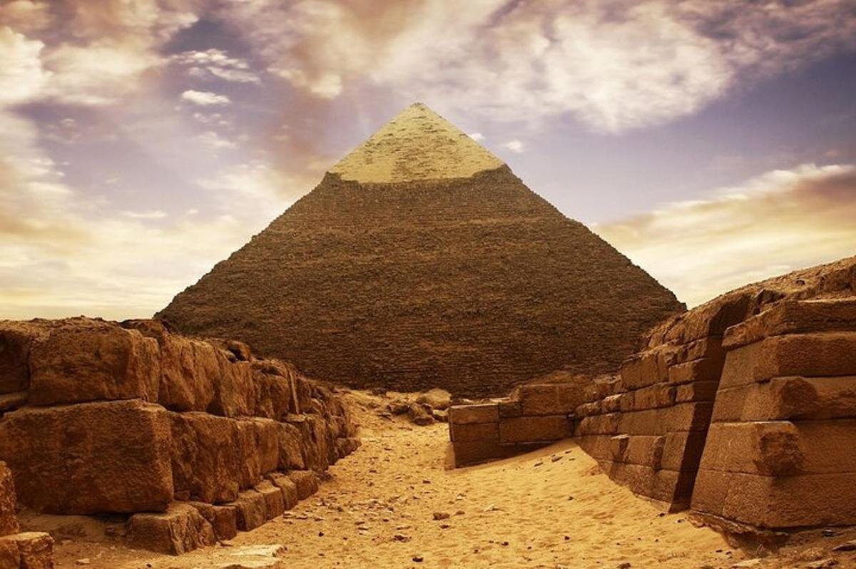 en utsikt over pyramidene i Giza fra ørkenen