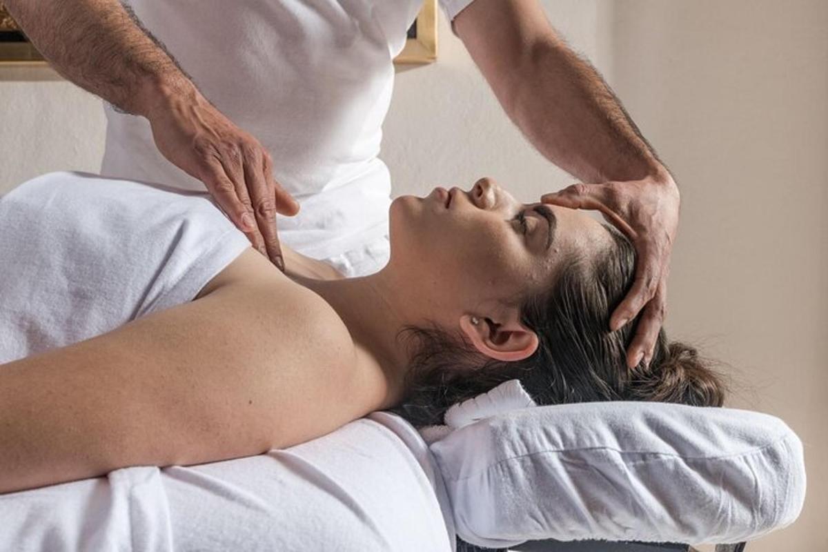 žena dostávající masáž od terapeuta