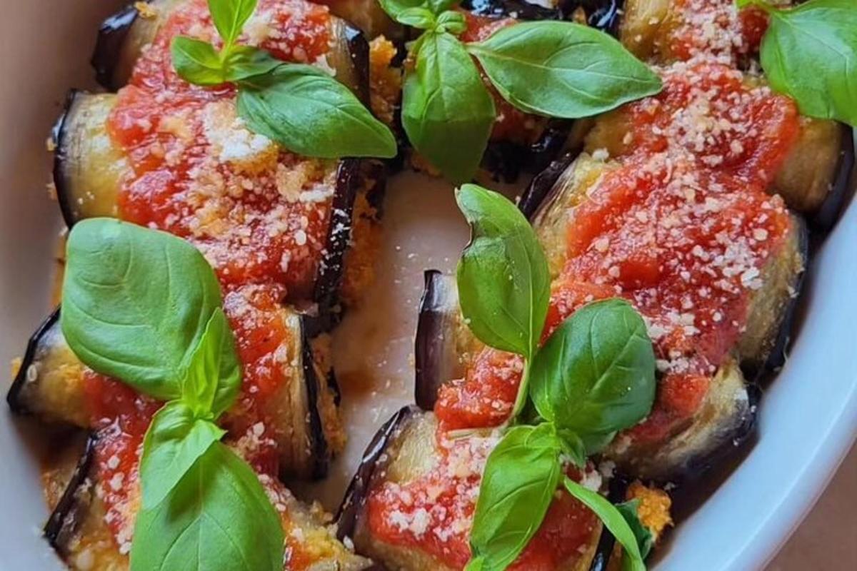 diskur af pizza með basil ofan á