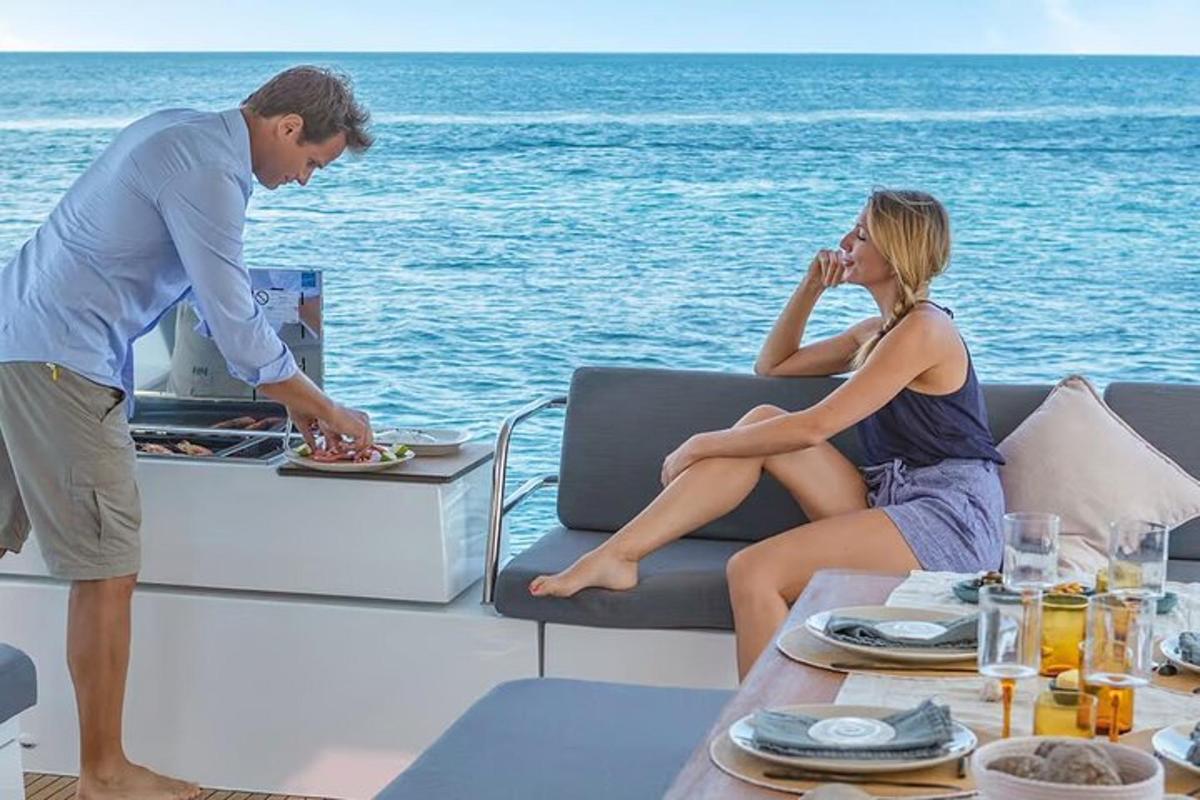 ein Mann und eine Frau sitzen auf einem Boot
