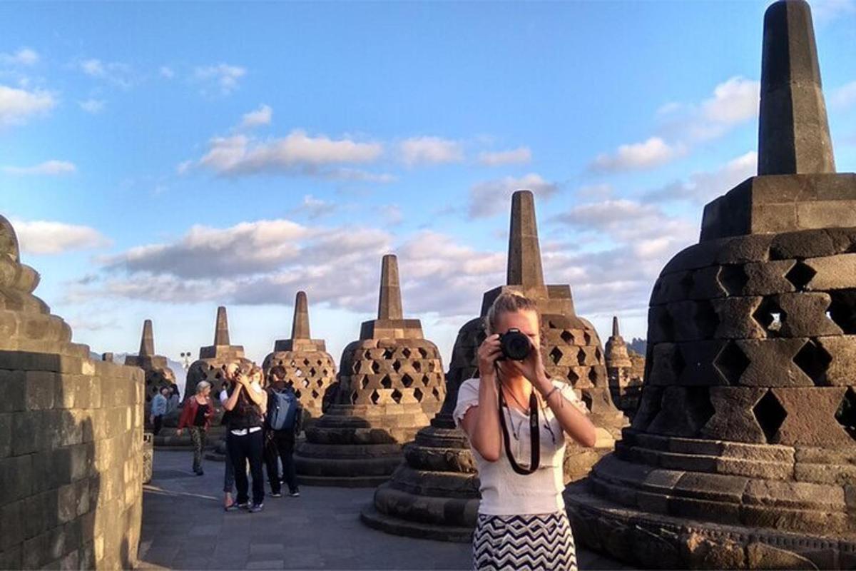 une femme prenant une photo d'un temple