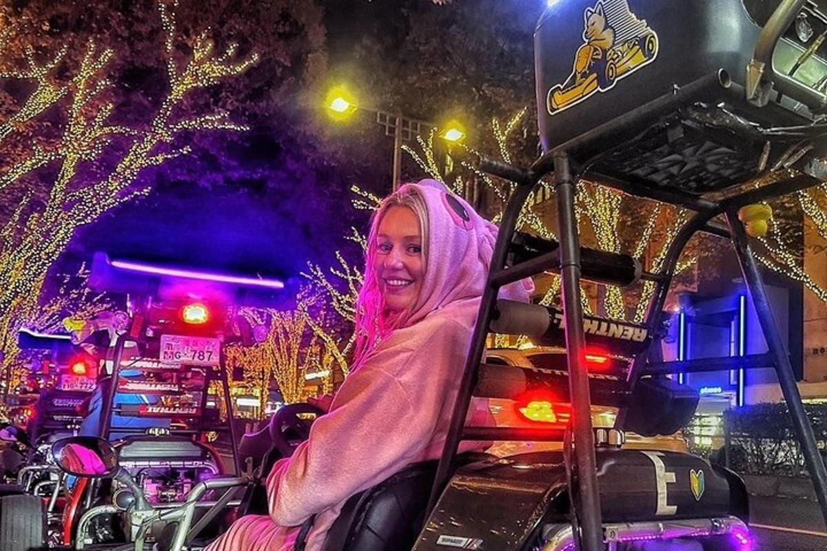 una donna con l'hijab rosa seduta su un autobus