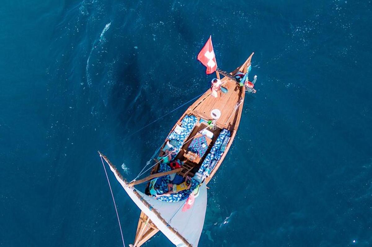 een kleine boot die in het water drijft