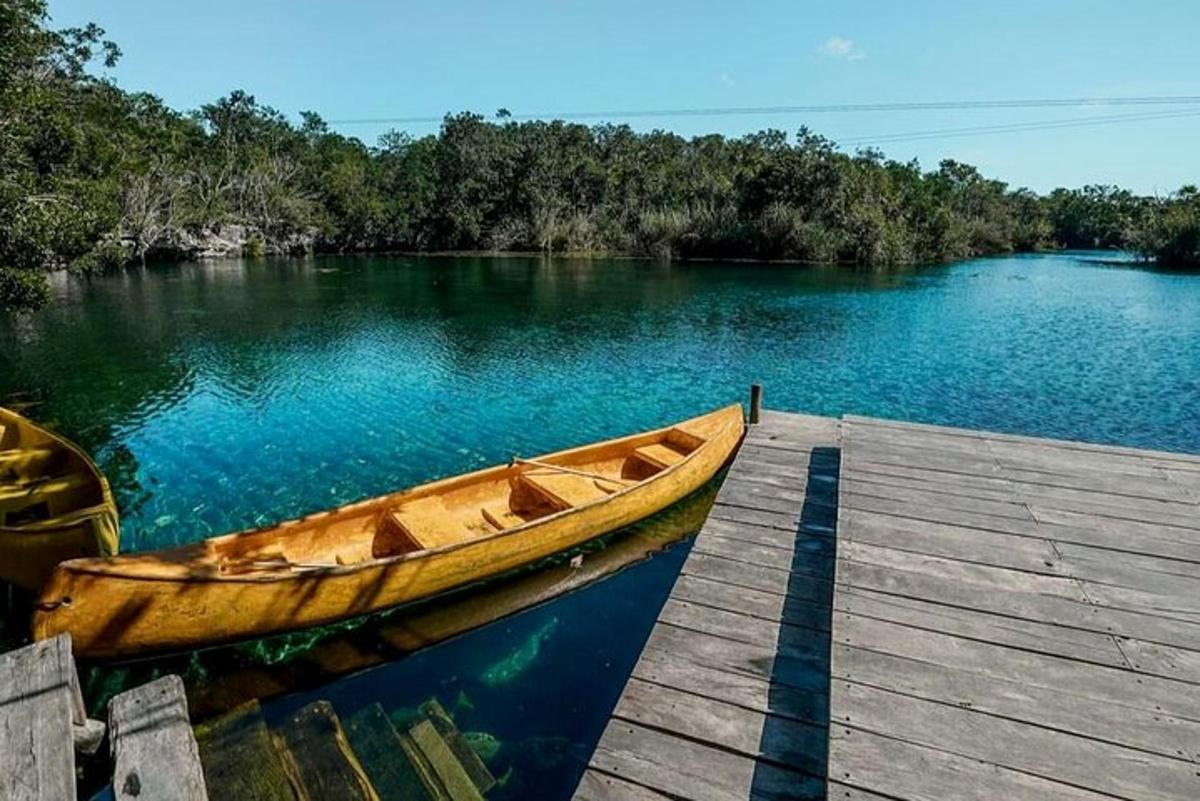 una barca di legno è attraccata accanto a un molo