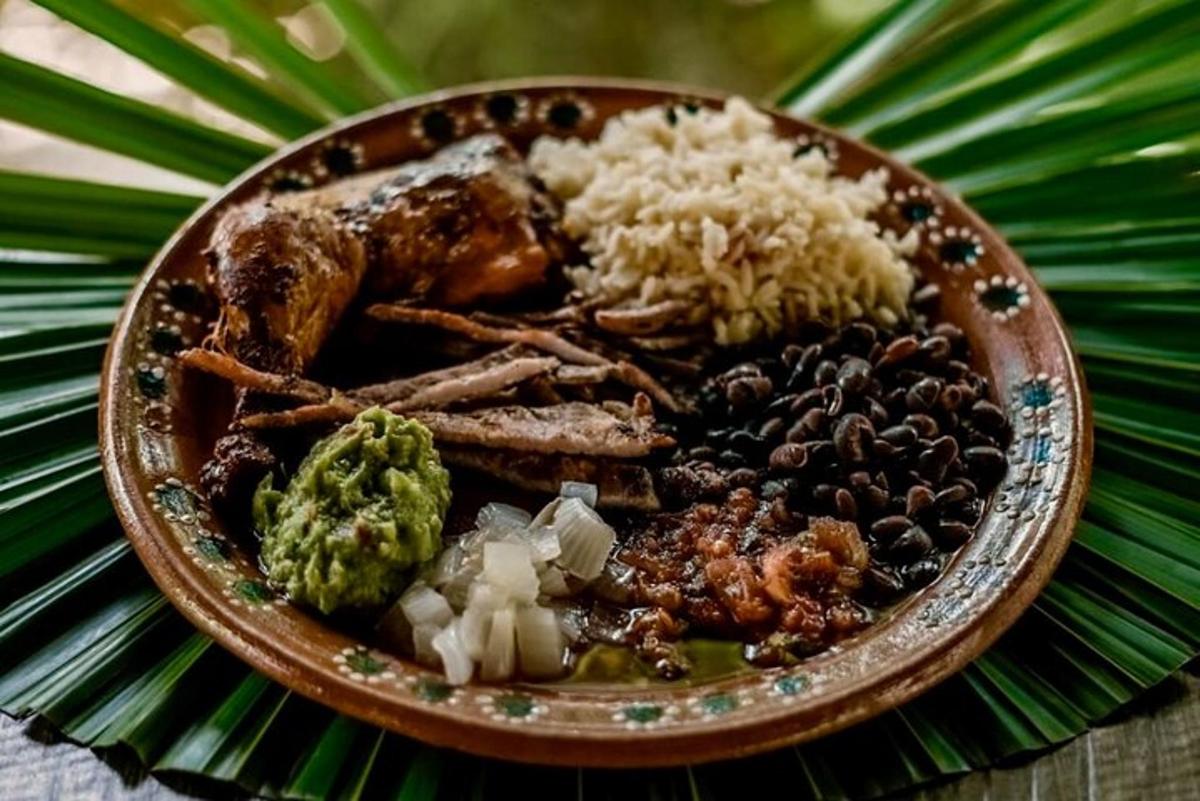 una ciotola di cibo con carne, verdure e riso