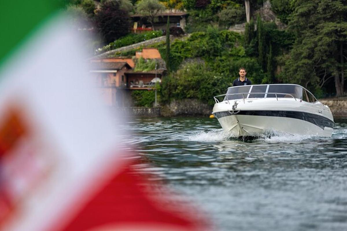 un uomo su una barca in acqua
