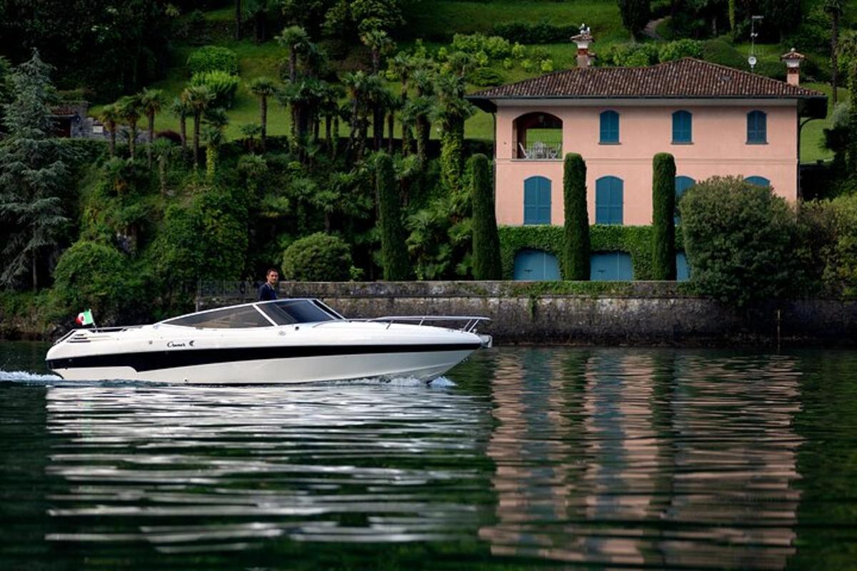 una barca bianca nell'acqua di fronte a una casa