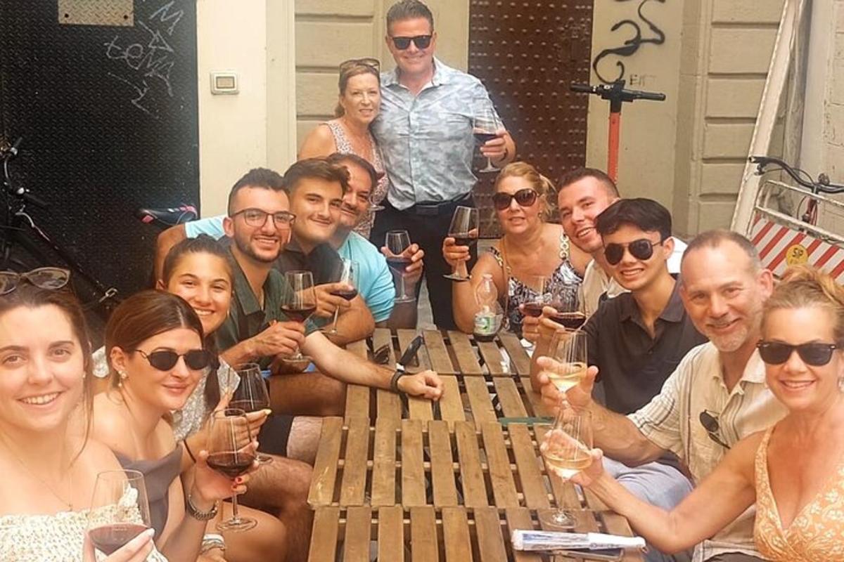 un grup de persones assegudes al voltant d'una taula jugant a un joc