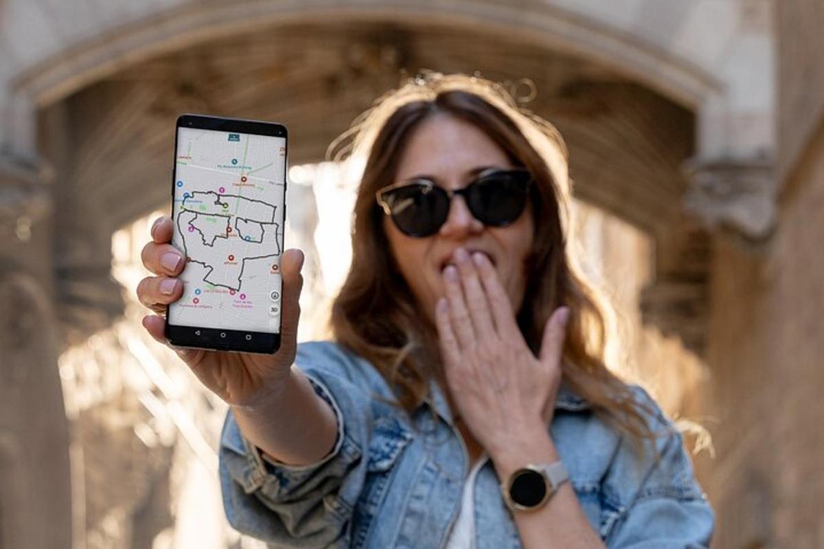 žena držící telefon s hádankou