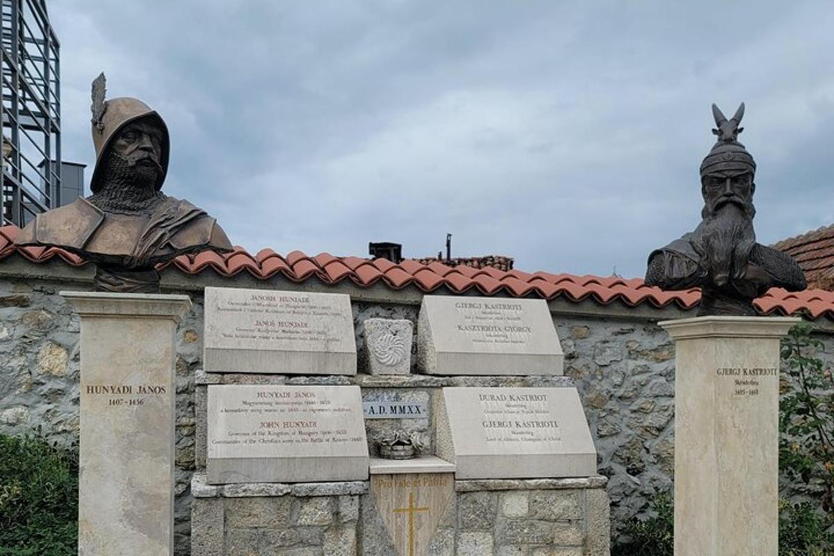 Dos estatuas de dos imperios en lo alto de un muro