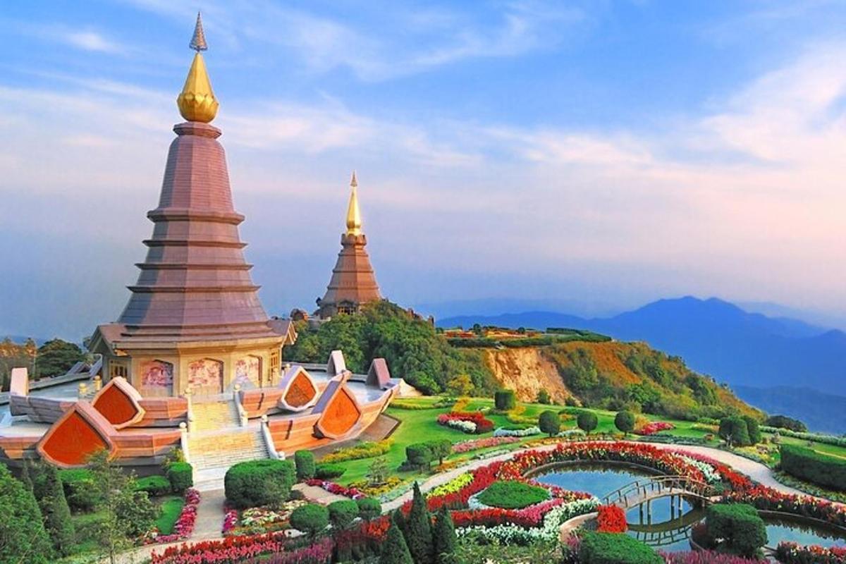 un giardino con due pagode e uno stagno