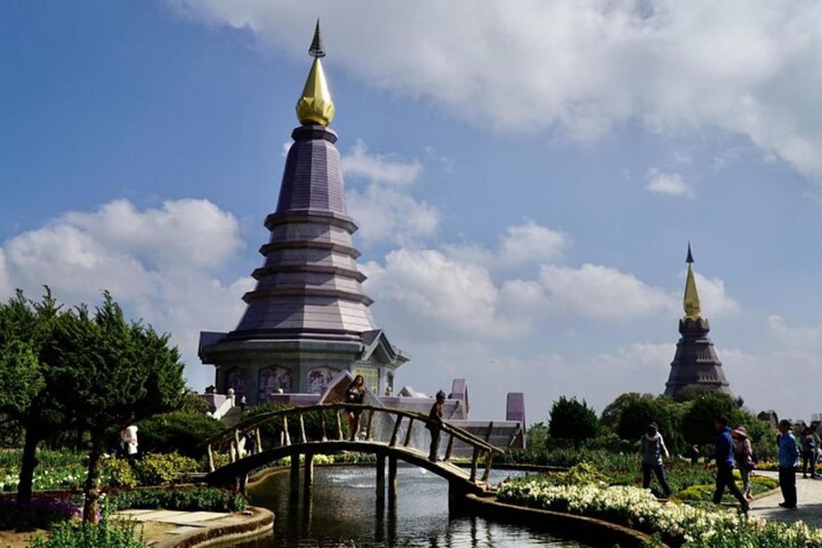 un ponte sopra un fiume con una pagoda