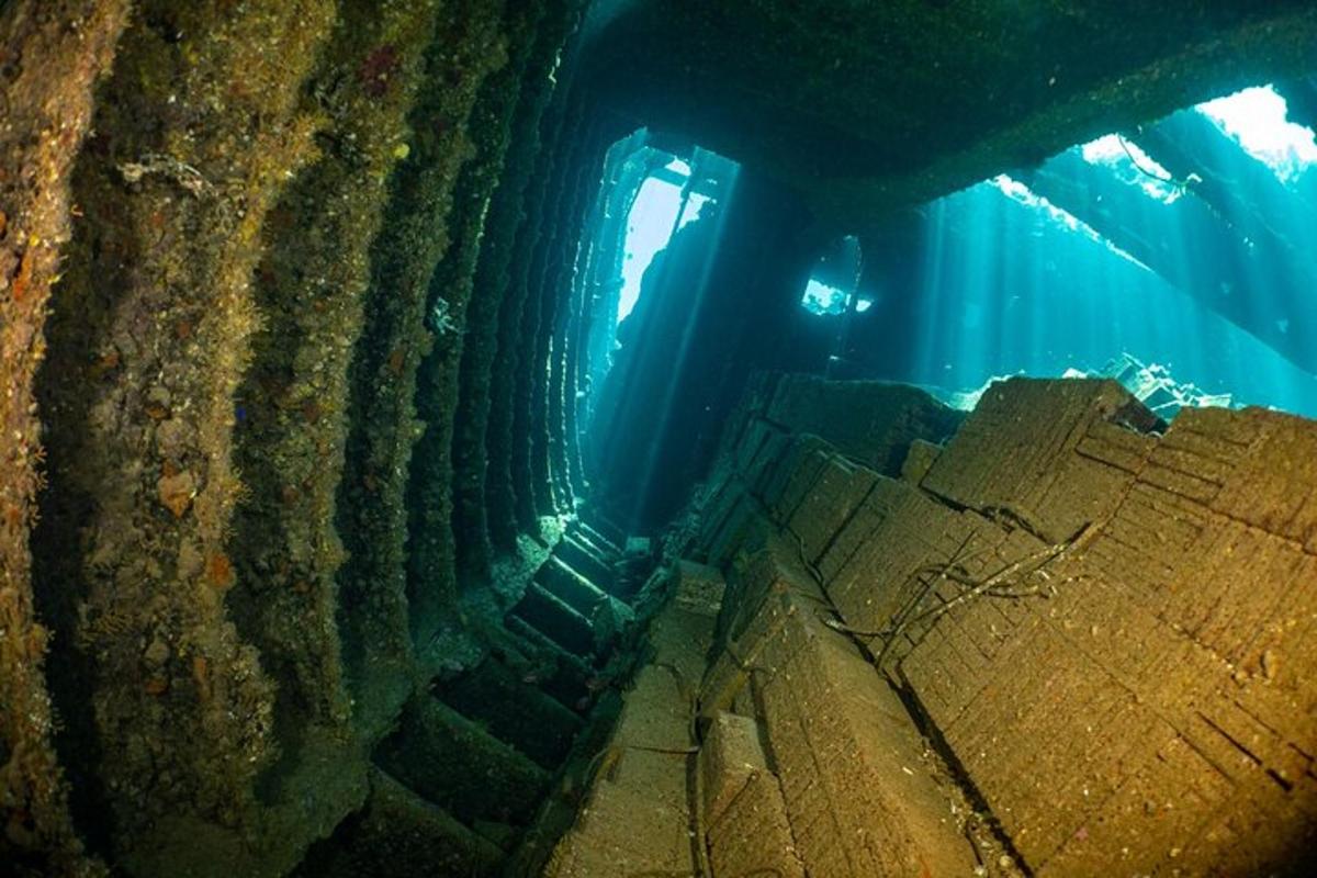 un tunnel sottomarino con un sub in acqua