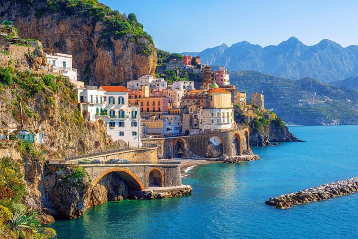 o vedere a unui oraș pe coasta unui munte